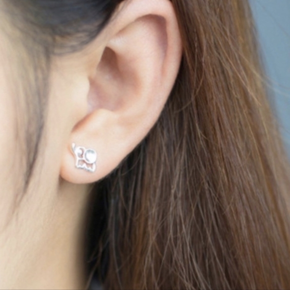 Adorable Small Sterling Silver Baby Elephant Studs Earrings - Picture 4 of 8